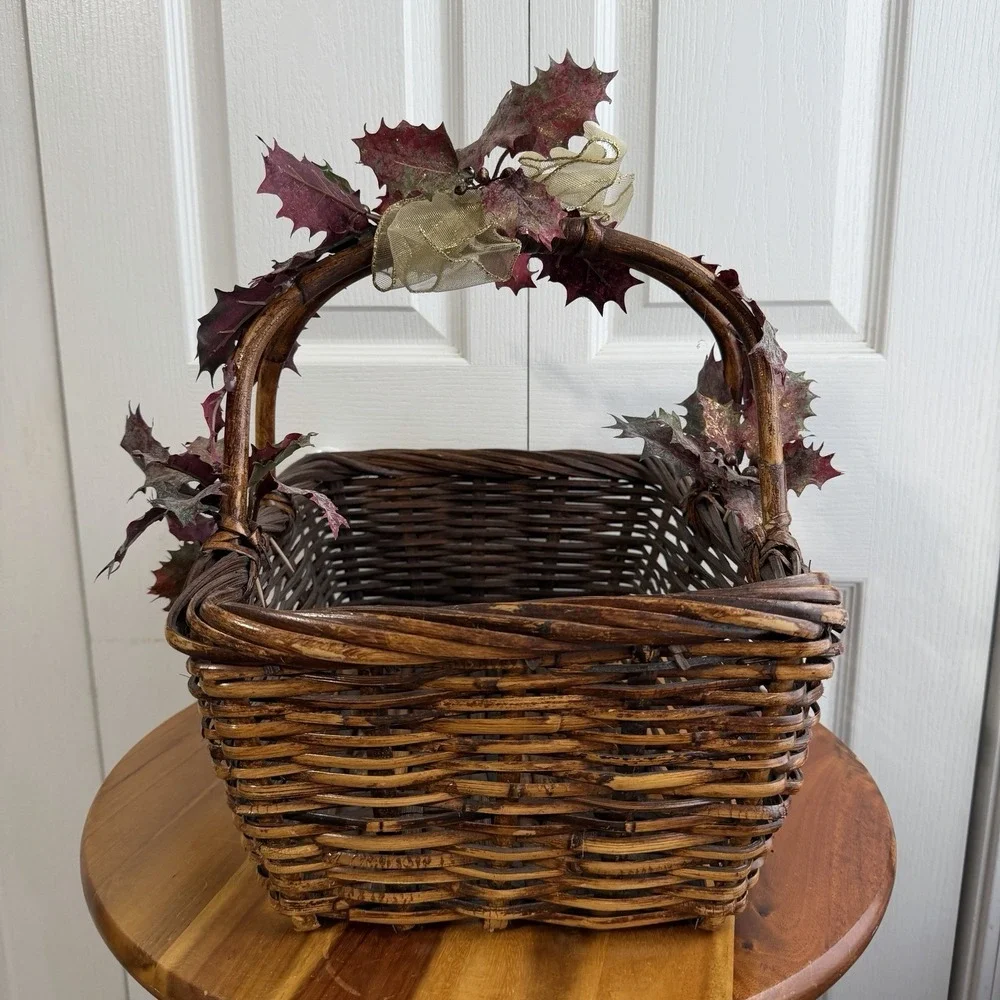 Woven Wicker Double Handle Basket Leaf Accents Fall Decor Cottage Granny